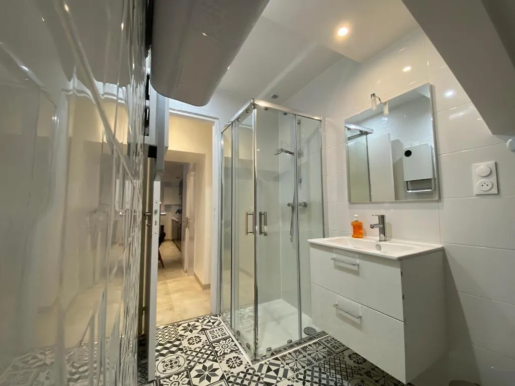Vichy Centre ville - Gare - Parc des sources 0*,  France